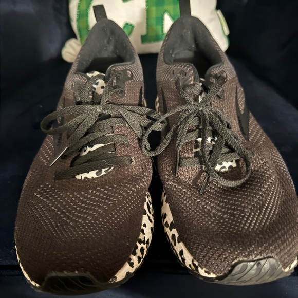 Brooks Sneakers-Women’s Size 10-Snow Leopard print - Picture 2 of 4